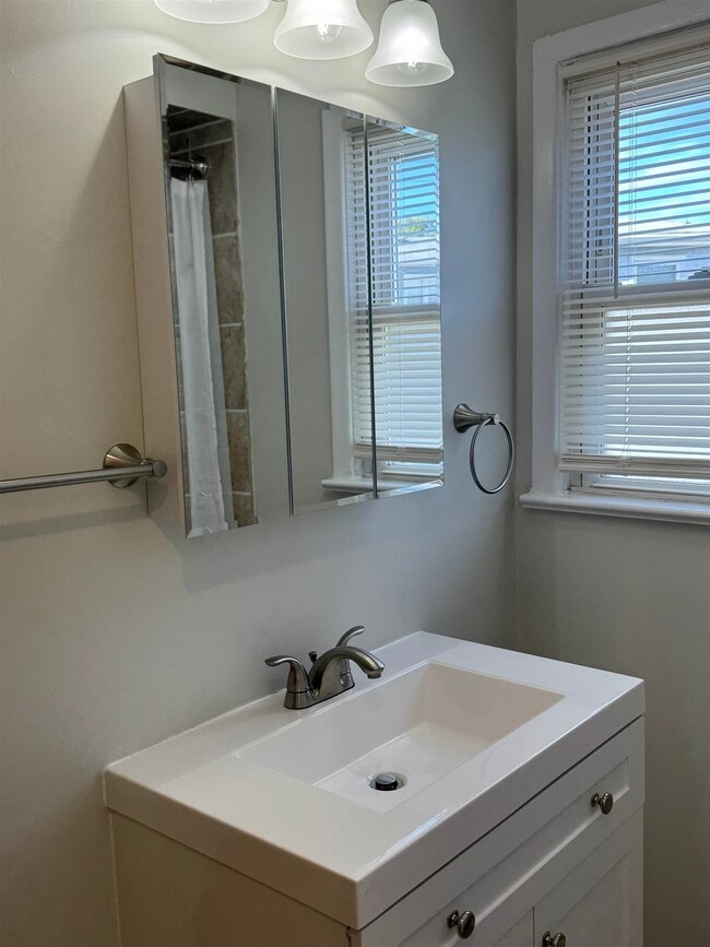 Building Photo - 985 SCHOPMAN Dr