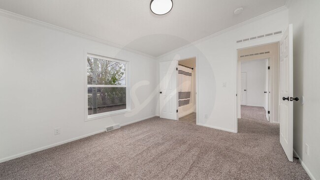 Building Photo - Spacious 4 Bedroom Near Woodman & Black Fo...