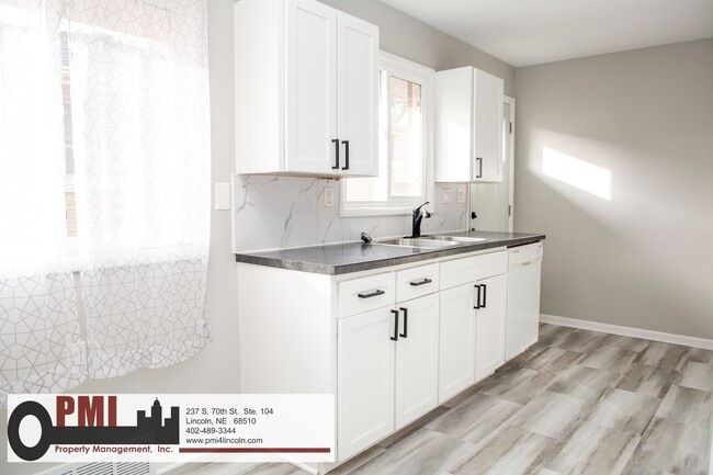 Building Photo - 820 S 38th St