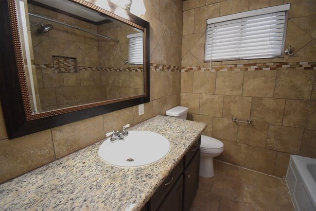 Building Photo - 429 Sunset Dr
