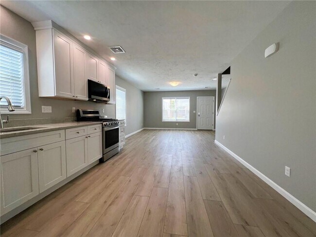 Building Photo - 578 Elm St