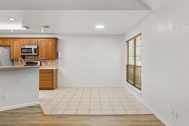 Building Photo - 1802 Ramona Cir