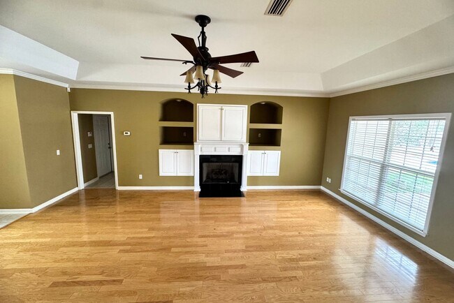 Building Photo - 112 Autumn Way