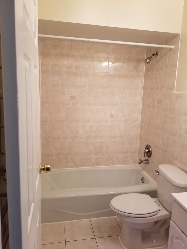 Building Photo - 2 Bedroom 1 Bath Condo in Des Plaines!