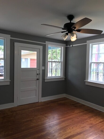 Building Photo - 900 E Park Ave