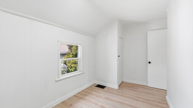 Building Photo - 1221 Wefel St