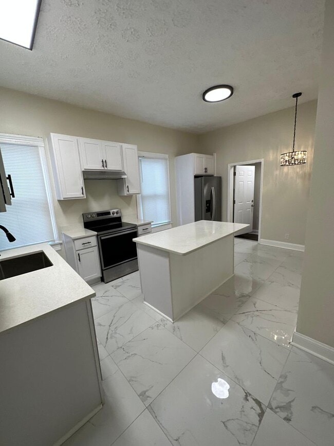 Building Photo - Fully Renovated 4/1-Single Family  Availab...