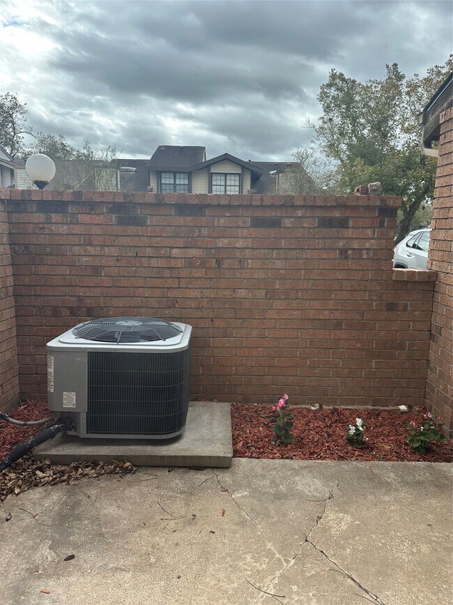 Building Photo - 200 Pecan Dr