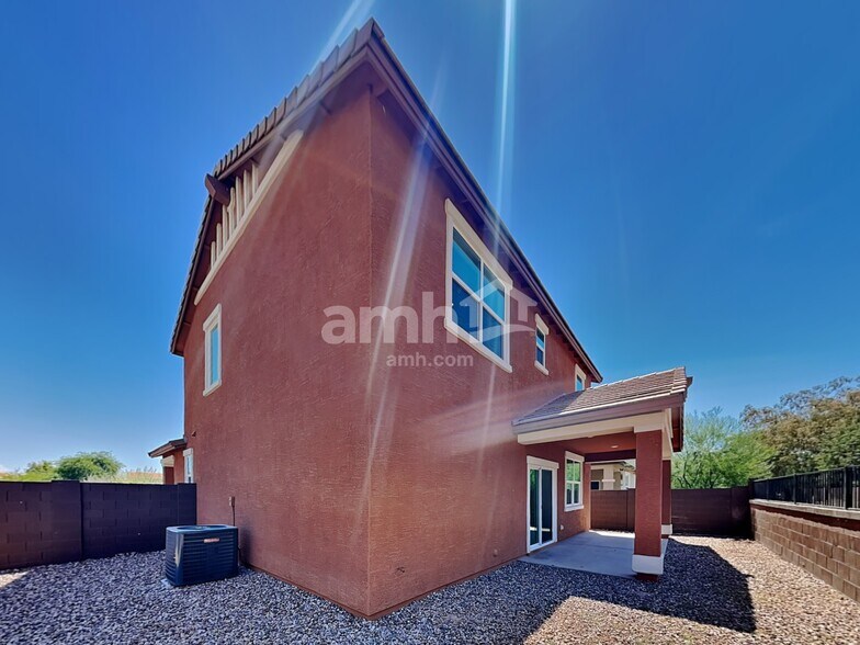 Building Photo - 614 W Hackamore Ave