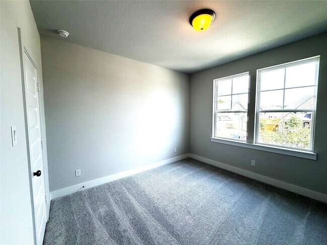 Building Photo - 26127 Mossy Grns Dr