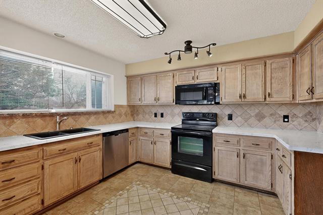 Building Photo - 2800 Hedgeway Dr