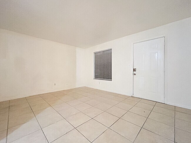 Building Photo - Spacious 2/1 in Sugarfoot Area - Fenced in...