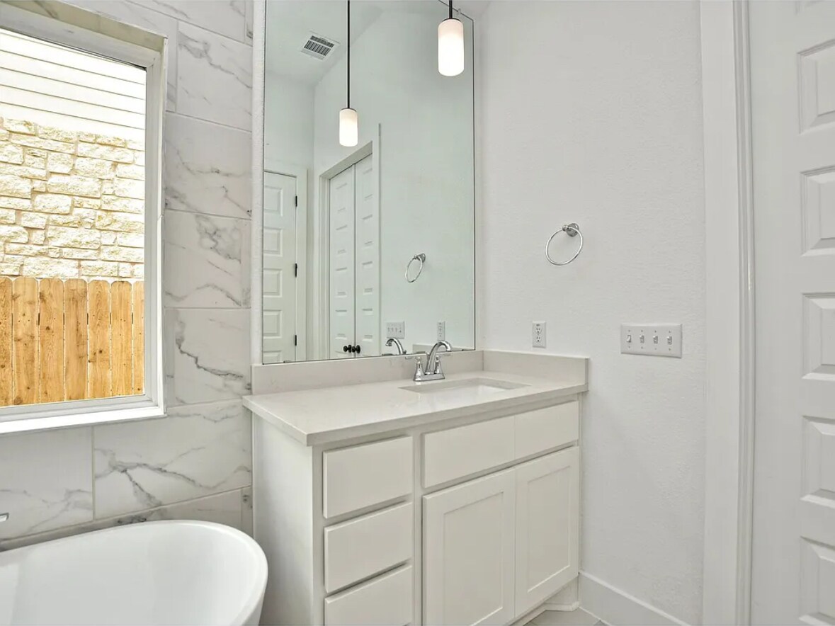 Building Photo - 2233 Nates Pl
