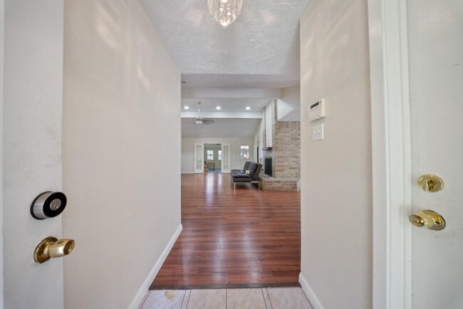 Building Photo - 15738 Tammany Ln