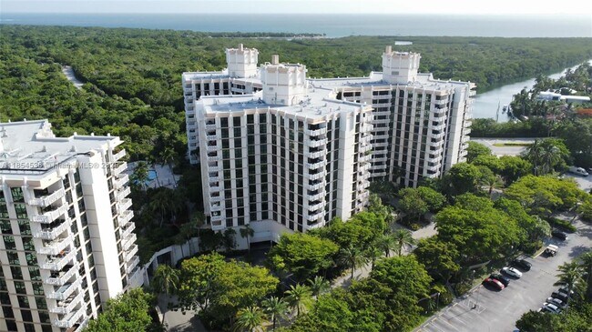 Building Photo - 1121 Crandon Blvd