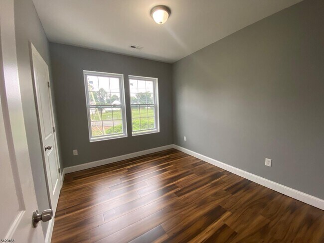 Building Photo - 825 Allwood Rd