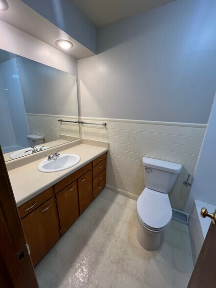 Building Photo - 6210 Franklin Ave