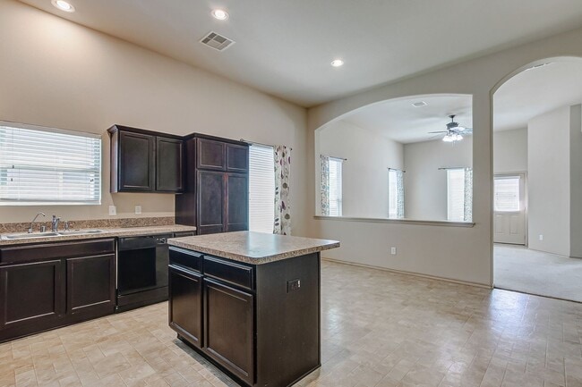 Building Photo - Ready to move in!