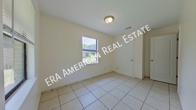 Building Photo - 108 Twin Trees Dr