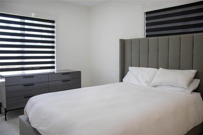 Building Photo - 295 NE 150th St