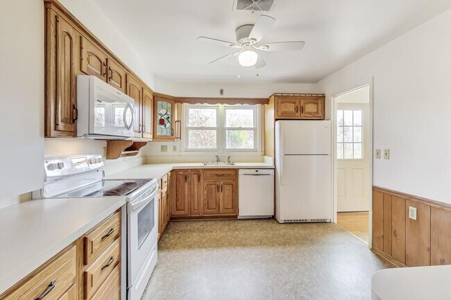 Building Photo - Fantastic in Frederick! Spacious 4 level Split -- 4 beds + 1 Full and 2 half baths
