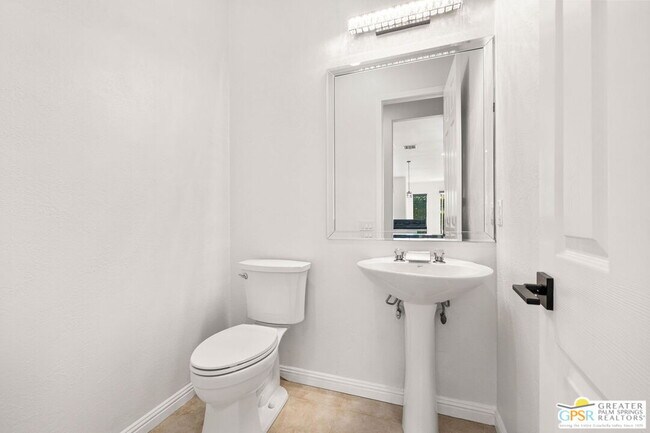 Building Photo - 4 Hillcrest Dr