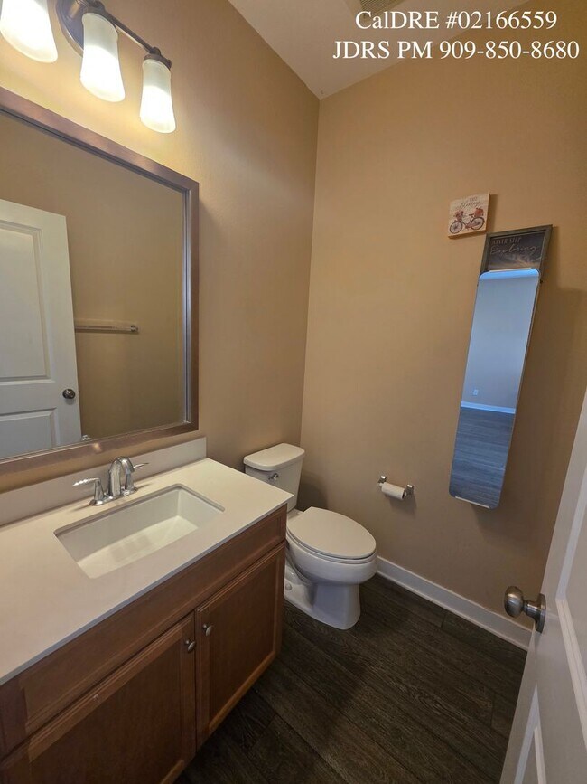 Building Photo - Bellflower 3 Bedroom Townhouse