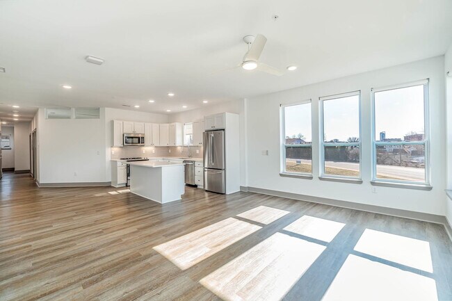 Building Photo - 256 Manhattan Blvd