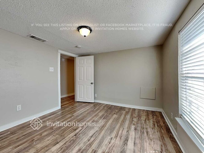 Building Photo - 705 N Alamo Rd