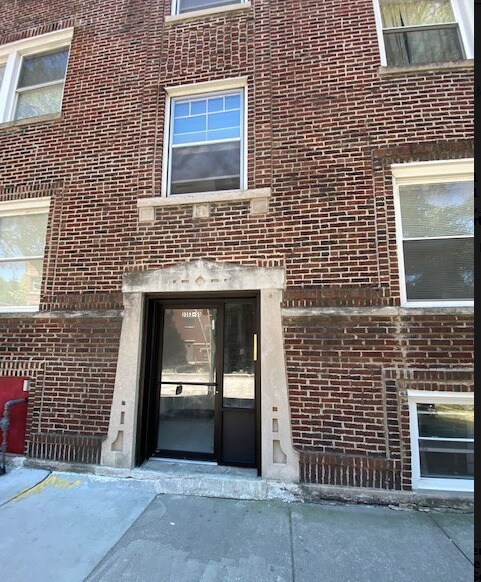 Primary Photo - 3353 W Sunnyside Ave