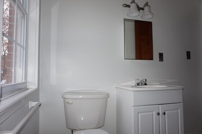 Building Photo - Charming 3 Bedroom/1 Bathroom Townhome in East Baltimore, MD!