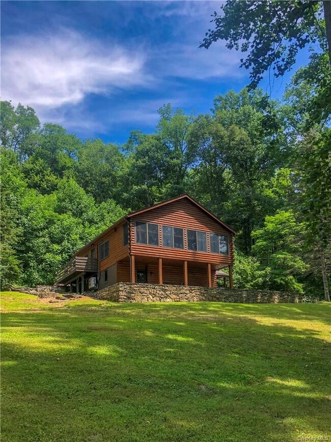 Primary Photo - 559 Quaker Hill Rd