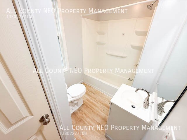 Building Photo - 470 Allyn St