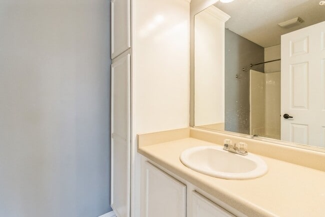 Building Photo - FOUNTAIN POINTE TOWNHOME!! 2 Bed, 2.5 Bath Townhome in Ankeny