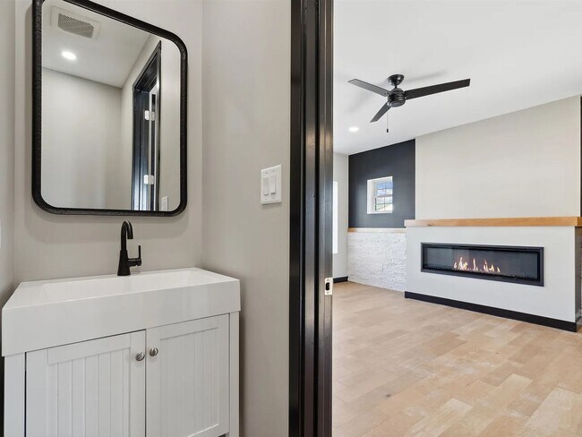 Building Photo - South Grandview