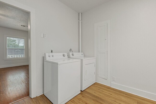 Building Photo - Cozy 2 Bedroom Apartment Available for Aug...
