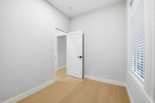 Building Photo - 381 Ivy St