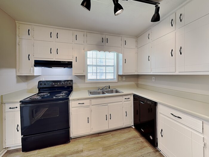 Building Photo - 2252-2257 7 Oaks Cir