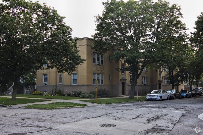 Primary Photo - 6760-6774 W Raven St