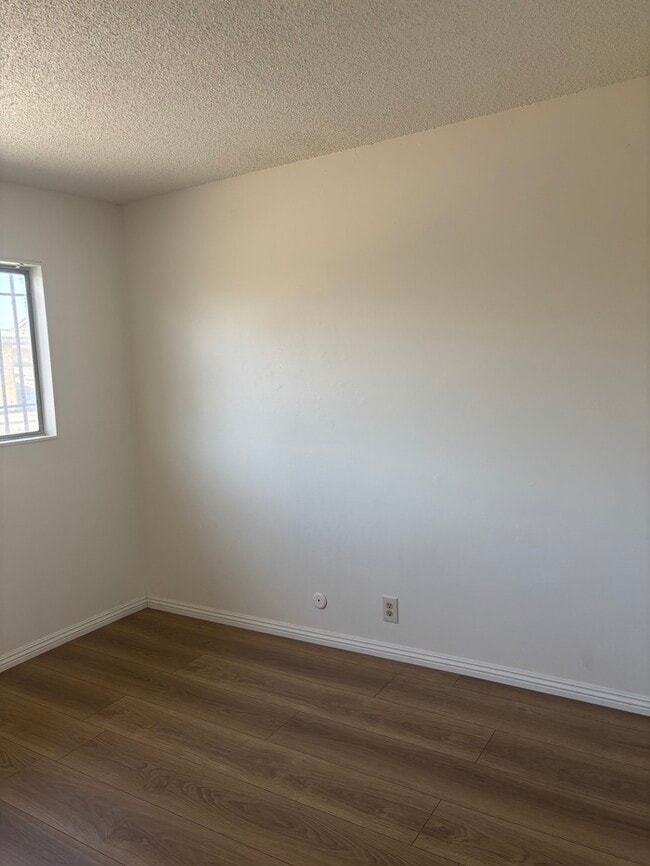 Building Photo - Pet-Friendly Spacious 4-Bedroom Condo in G...