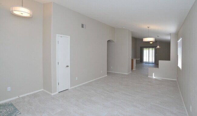 Building Photo - All tile 4 bedroom home in Oro Valley!