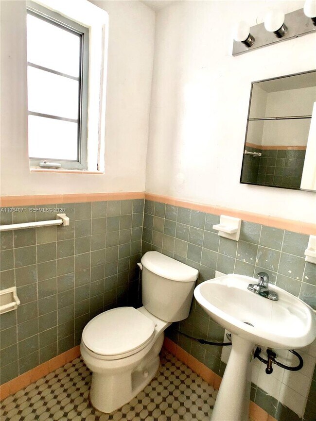 Building Photo - 901 Collins Ave