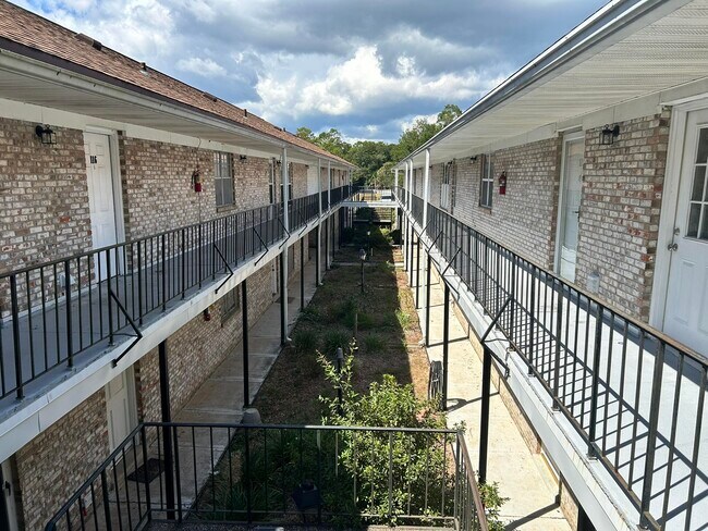 Building Photo - 115 Country Club Dr