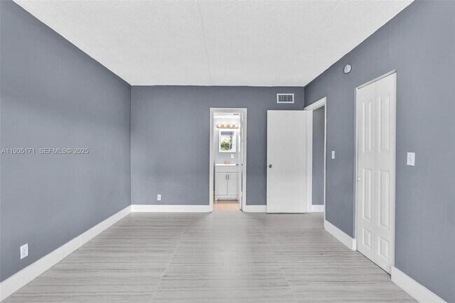 Building Photo - 101 SE 6th Ave