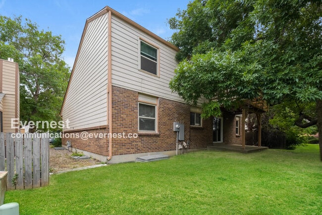 Building Photo - 144 Willow Pl S