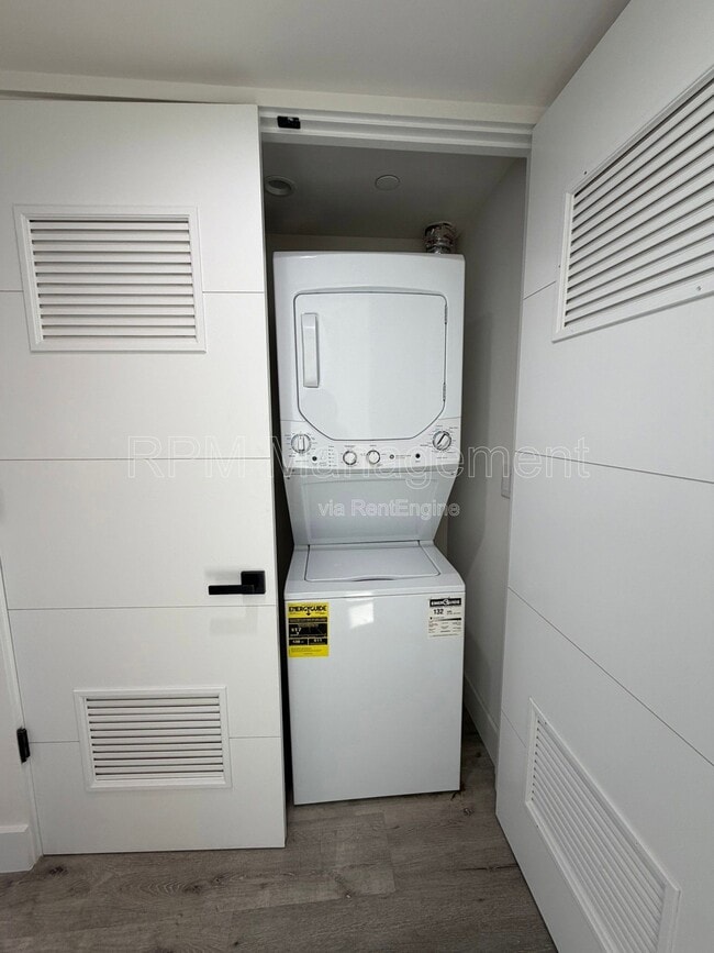 Building Photo - 5923 Laurel Canyon Blvd