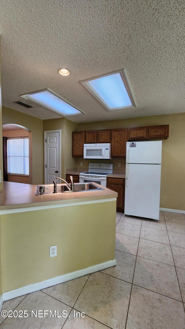 Building Photo - 256 Southlake Dr