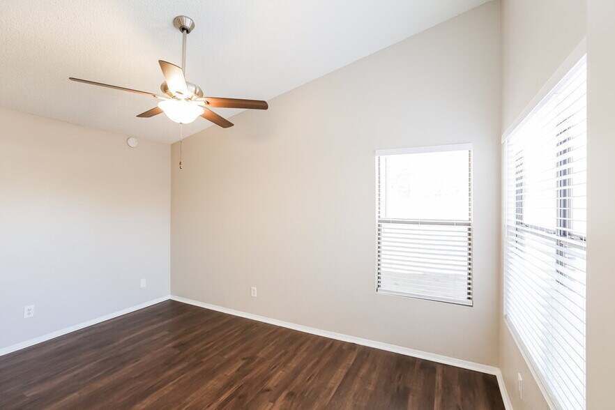 Building Photo - 11622 W Olive Dr