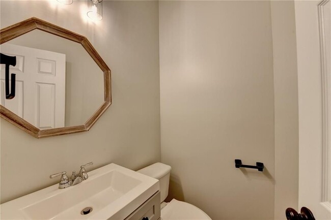 Building Photo - 6670 Island Pointe Dr