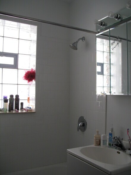 Building Photo - 927 W Oakdale Ave